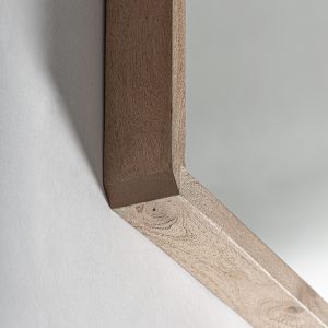 Espejo jacquard de estilo contemporáneo. Fabricado en madera de mango en color marrón combinado con espejo.