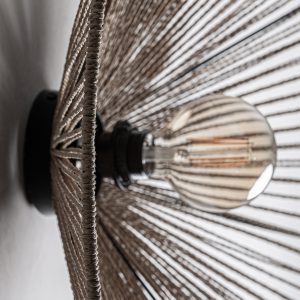 Lámpara de colgar jacquard de estilo contemporáneo. Fabricado en rafia en color marrón claro.