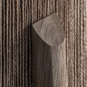 Macetero jacquard de estilo contemporáneo. Fabricado en madera de mango en color marrón combinado con rafia en color marrón claro.