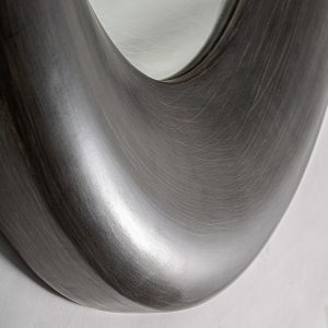 Espejo Kalhey de estilo contemporáneo fabricado en resina en color marrón con acabado patina combinado con espejo.