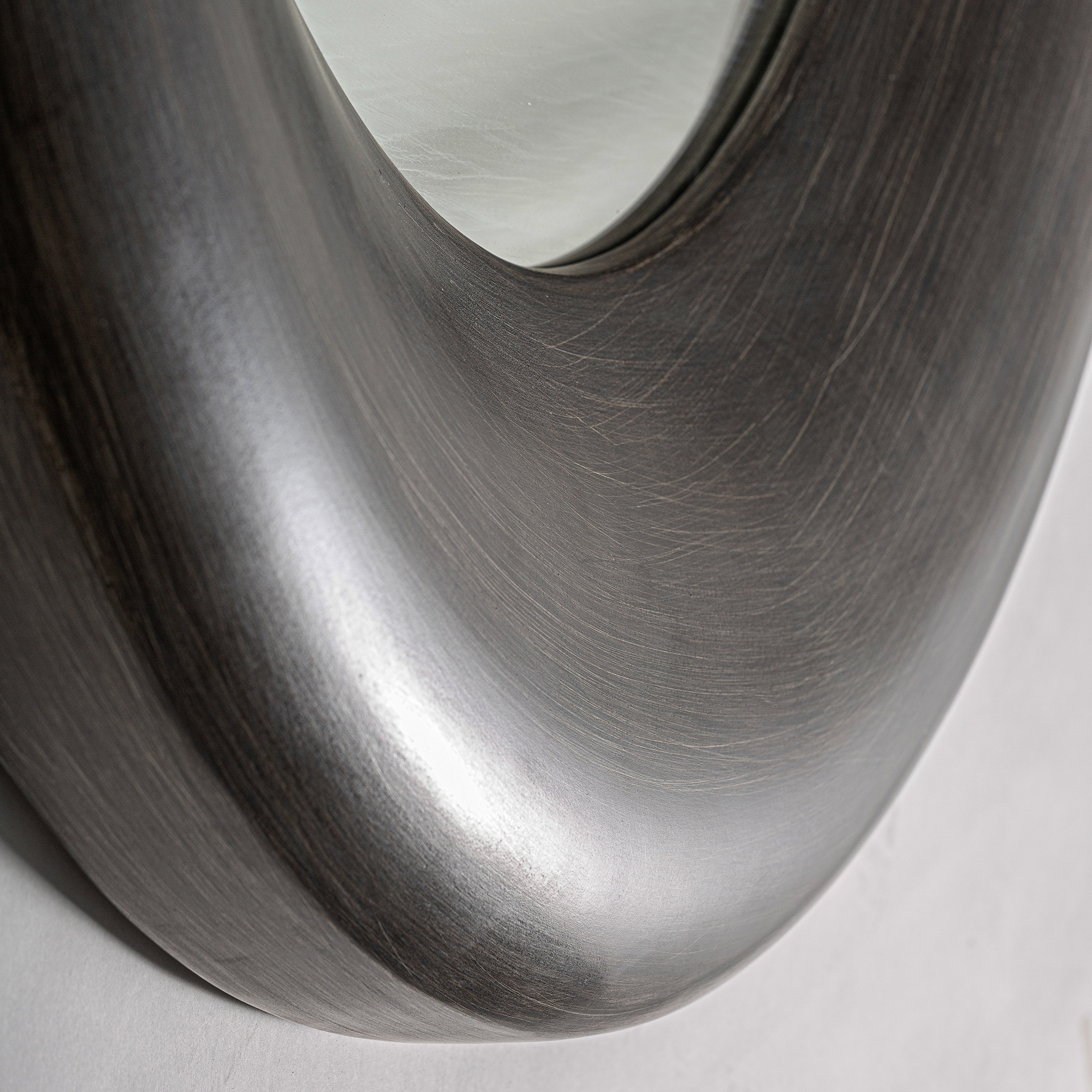 Espejo Kalhey de estilo contemporáneo fabricado en resina en color marrón con acabado patina combinado con espejo.