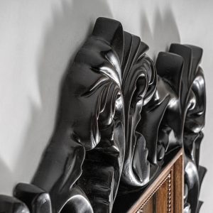 Espejo Gaveaux de estilo clásico fabricado en resina en color negro combinado con espejo.