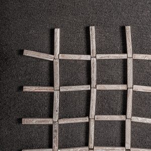 Panel decorativo siegen de estilo contemporáneo fabricado en madera de pino reciclado en color tonos oscuros.