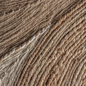 Cuadro Zeus de estilo boho fabricado en madera de mango en color marrón claro combinado con cáñamo en color beige y yute en color tonos neutros.