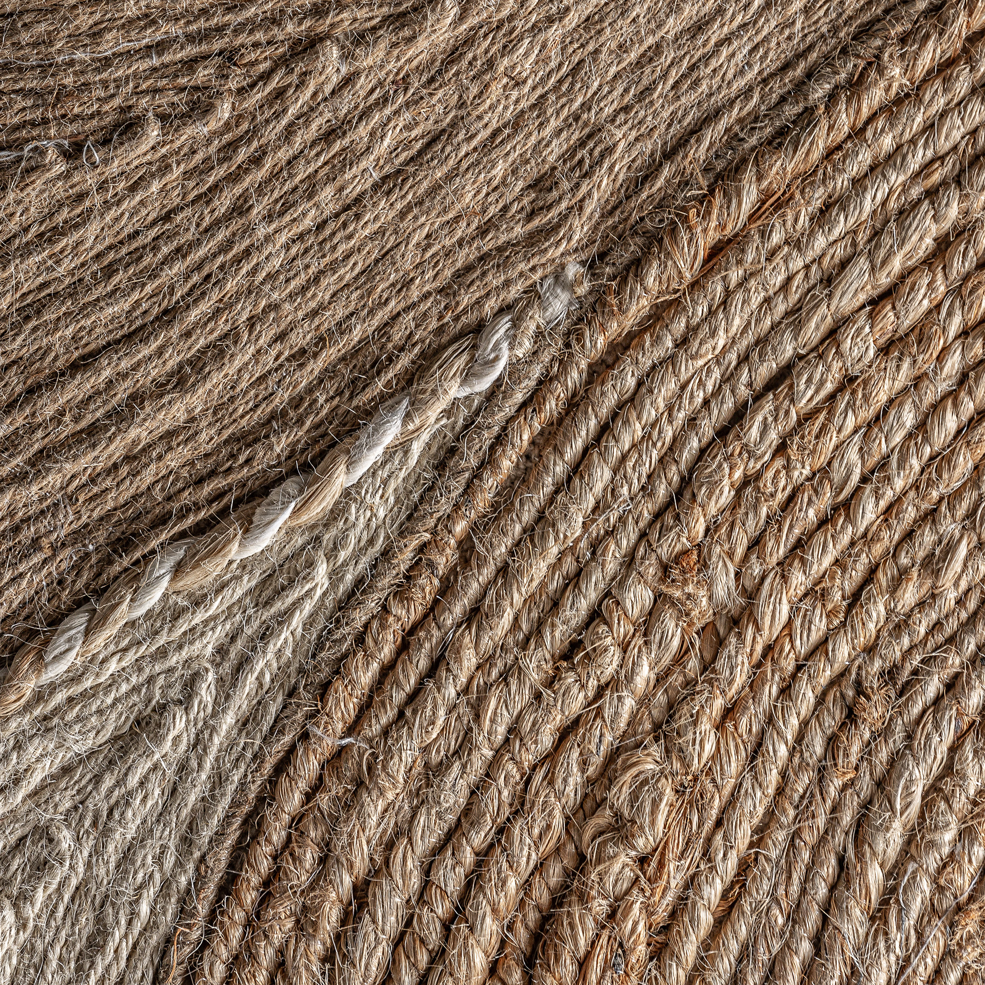 Cuadro Zeus de estilo boho fabricado en madera de mango en color marrón claro combinado con cáñamo en color beige y yute en color tonos neutros.