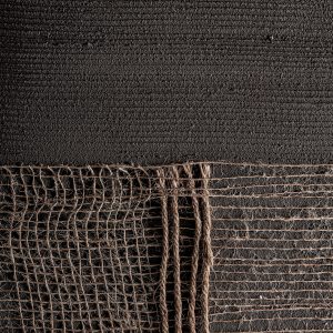 Lienzo aslan de estilo boho fabricado en lienzo en color tonos en marrón con acabado artesanal combinado con madera de pino en color marrón.