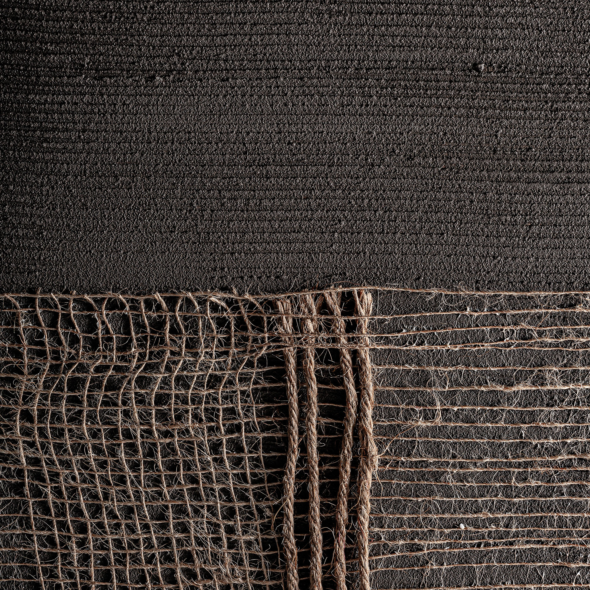 Lienzo aslan de estilo boho fabricado en lienzo en color tonos en marrón con acabado artesanal combinado con madera de pino en color marrón.