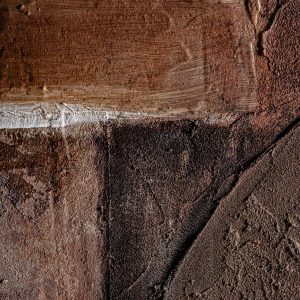 Cuadro Enzo de estilo contemporáneo fabricado en lienzo en color tonos en marrón con acabado artesanal combinado con madera de pino en color negro.