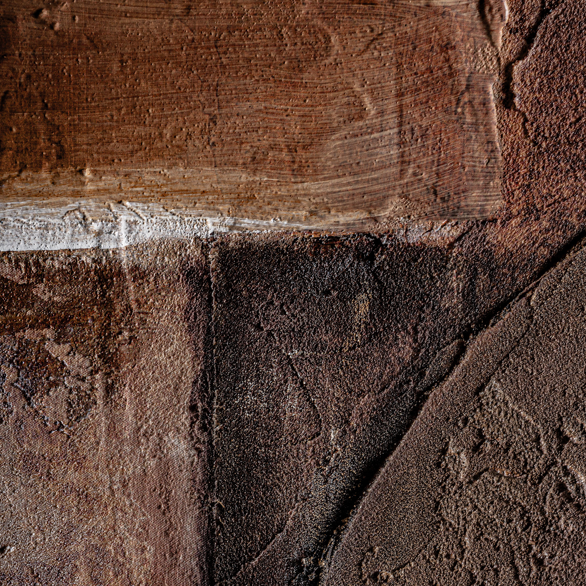 Cuadro Enzo de estilo contemporáneo fabricado en lienzo en color tonos en marrón con acabado artesanal combinado con madera de pino en color negro.