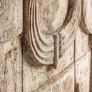 Panel decorativo Peylon de estilo étnico fabricado en madera suar en color marrón con acabado envejecido.