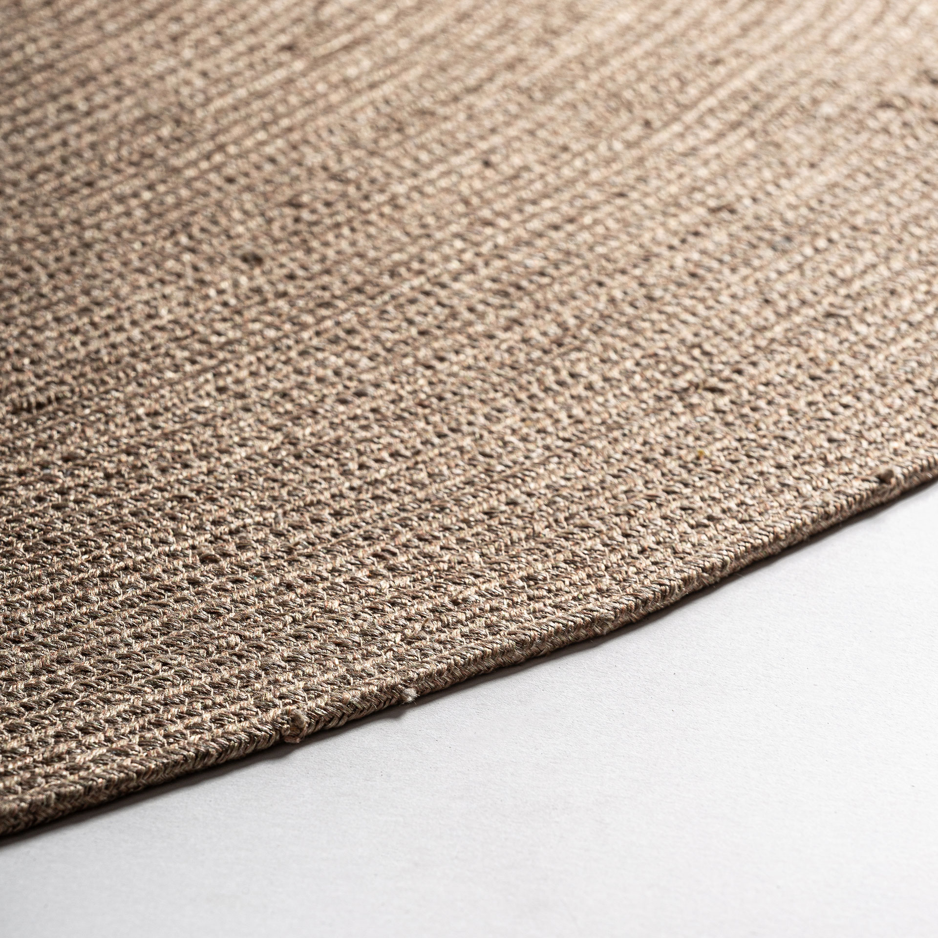 Alfombra fabricado en polipropileno reciclado en color arena.