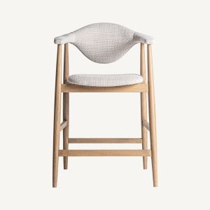 Taburete dilbeek de estilo contemporáneo fabricado en madera de haya en color marrón claro con acabado mate combinado con espuma y poliéster en color gris con acabado jaspeado.