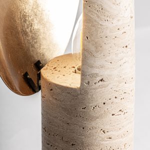 Lámpara de sobremesa de estilo art deco fabricado en mármol en color beige combinado con metal en color dorado.