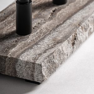 Lámpara de sobremesa Dalhea de estilo art deco fabricado en mármol en color gris combinado con metal en color negro con acabado mate.