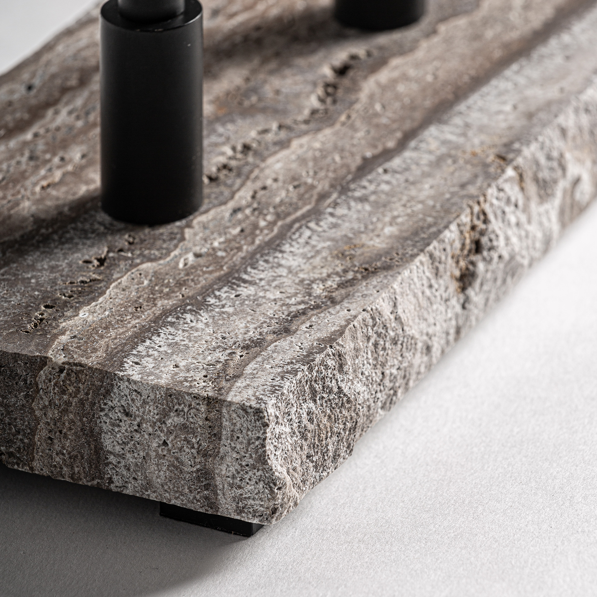 Lámpara de sobremesa Dalhea de estilo art deco fabricado en mármol en color gris combinado con metal en color negro con acabado mate.