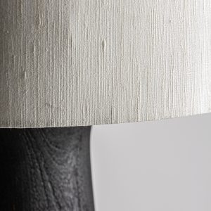 Lámpara de pie cogne de estilo contemporáneo fabricado en madera de mango en color negro combinado con yute en color crema.