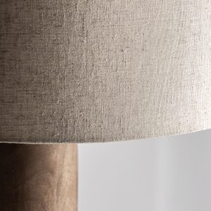 Lámpara de pie cogne de estilo contemporáneo fabricado en madera de mango en color marrón combinado con yute en color crema.