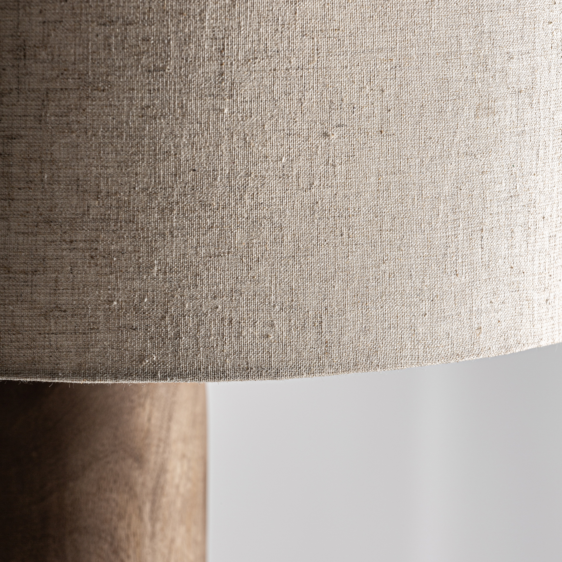 Lámpara de sobremesa cogne de estilo contemporáneo fabricado en madera de mango en color marrón combinado con yute en color crema.