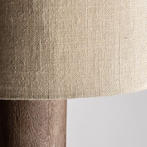 Lámpara de pie megeve de estilo contemporáneo fabricado en madera de mango en color marrón combinado con yute en color crema.
