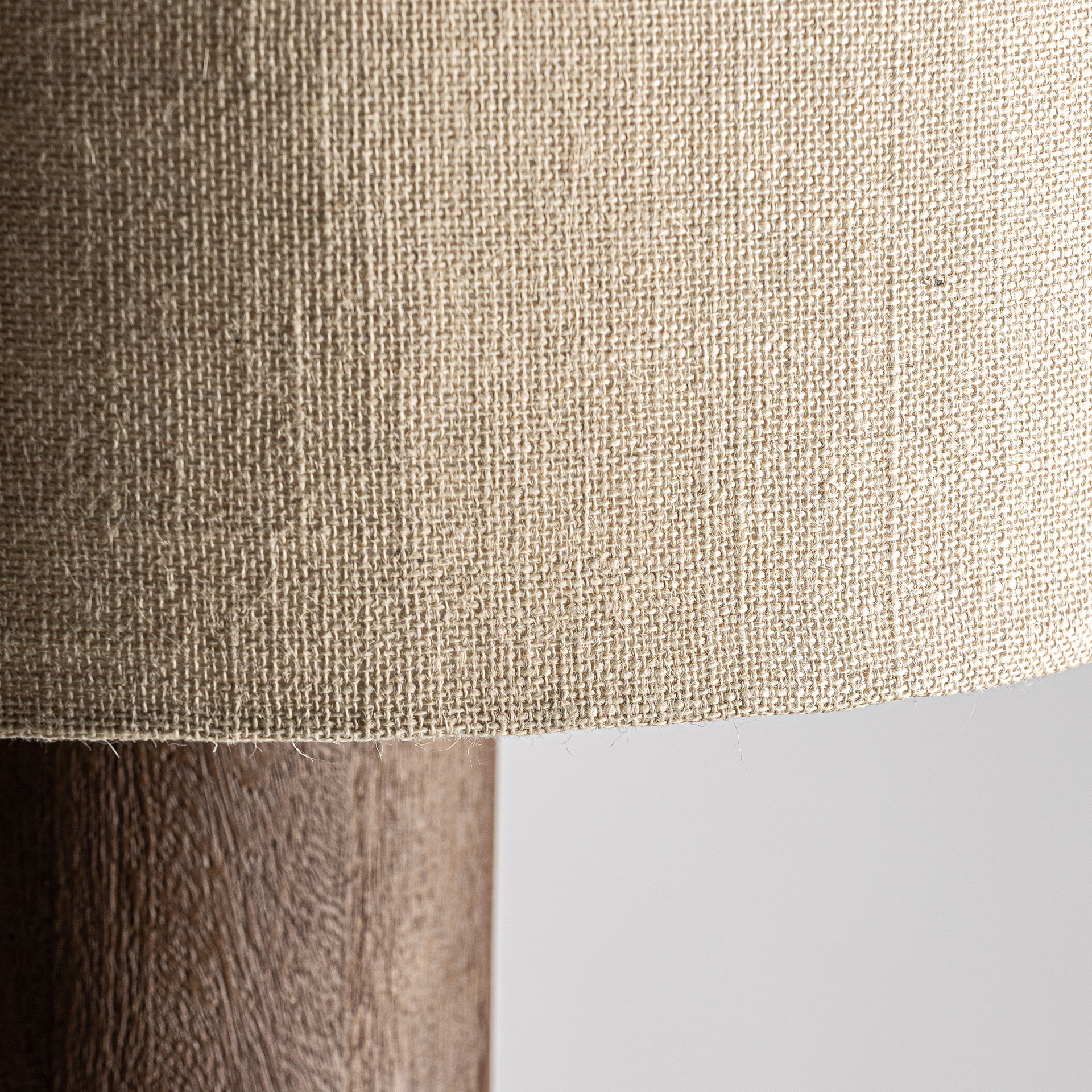 Lámpara de pie megeve de estilo contemporáneo fabricado en madera de mango en color marrón combinado con yute en color crema.