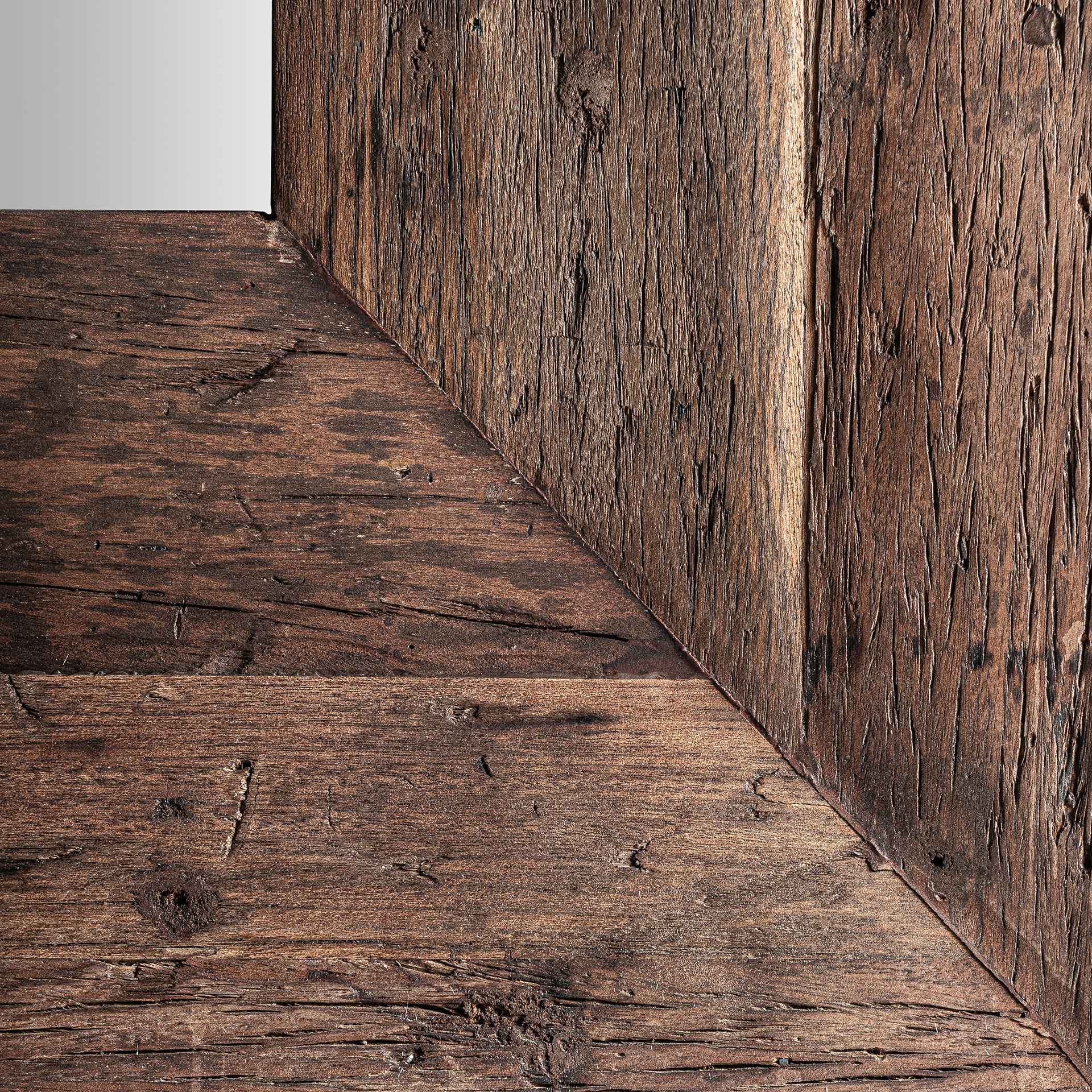 Espejo skorup de estilo colonial fabricado en madera recuperada en color marrón con acabado envejecido combinado con espejo.