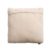 Cojín azai de estilo clásico fabricado en algodón en color arena combinado con viscosa y guata sintética. Producto desenfundable.