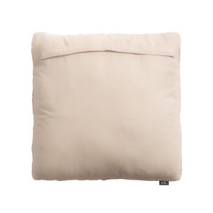 Cojín azai de estilo clásico fabricado en algodón en color arena combinado con viscosa y guata sintética. Producto desenfundable.