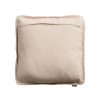 Cojín nehan de estilo clásico fabricado en lino en color arena combinado con guata sintética. Producto desenfundable.