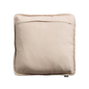 Cojín nehan de estilo clásico fabricado en lino en color arena combinado con guata sintética. Producto desenfundable.