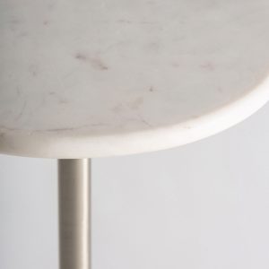 Mesa auxiliar Murano de estilo art deco fabricado en vidrio en color gris combinado con mármol en color blanco y acero en color plata. Producto desmontable.