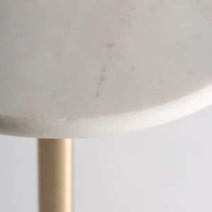 Mesa auxiliar Colmar de estilo art deco fabricado en vidrio en color rojo combinado con mármol en color blanco y acero en color oro.