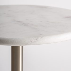 Mesa auxiliar Sintra de estilo art deco fabricado en vidrio en color rosa palo combinado con mármol en color blanco y acero en color oro.