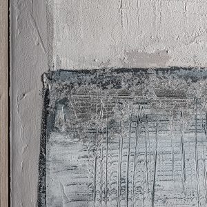 Cuadro Bercher de estilo contemporáneo fabricado en lienzo en color gris combinado con madera de pino en color marrón claro en color tonos de azul.