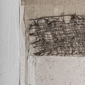 Cuadro Bavois de estilo contemporáneo fabricado en lienzo en color blanco roto combinado con madera de pino en color marrón claro en color tonos en marrón.