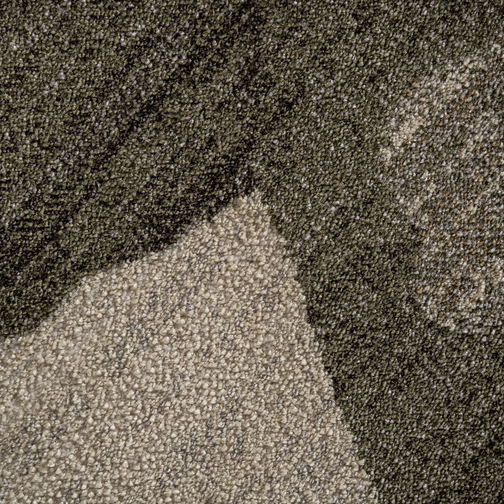 Alfombra dunia de estilo clásico fabricado en poliéster en color beige en color tonos en verde.