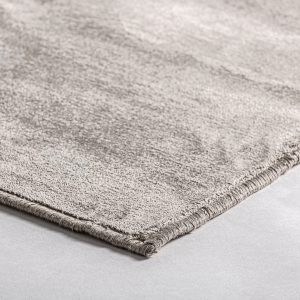 Alfombra gea de estilo clásico fabricado en viscosa en color beige en color tonos claros.