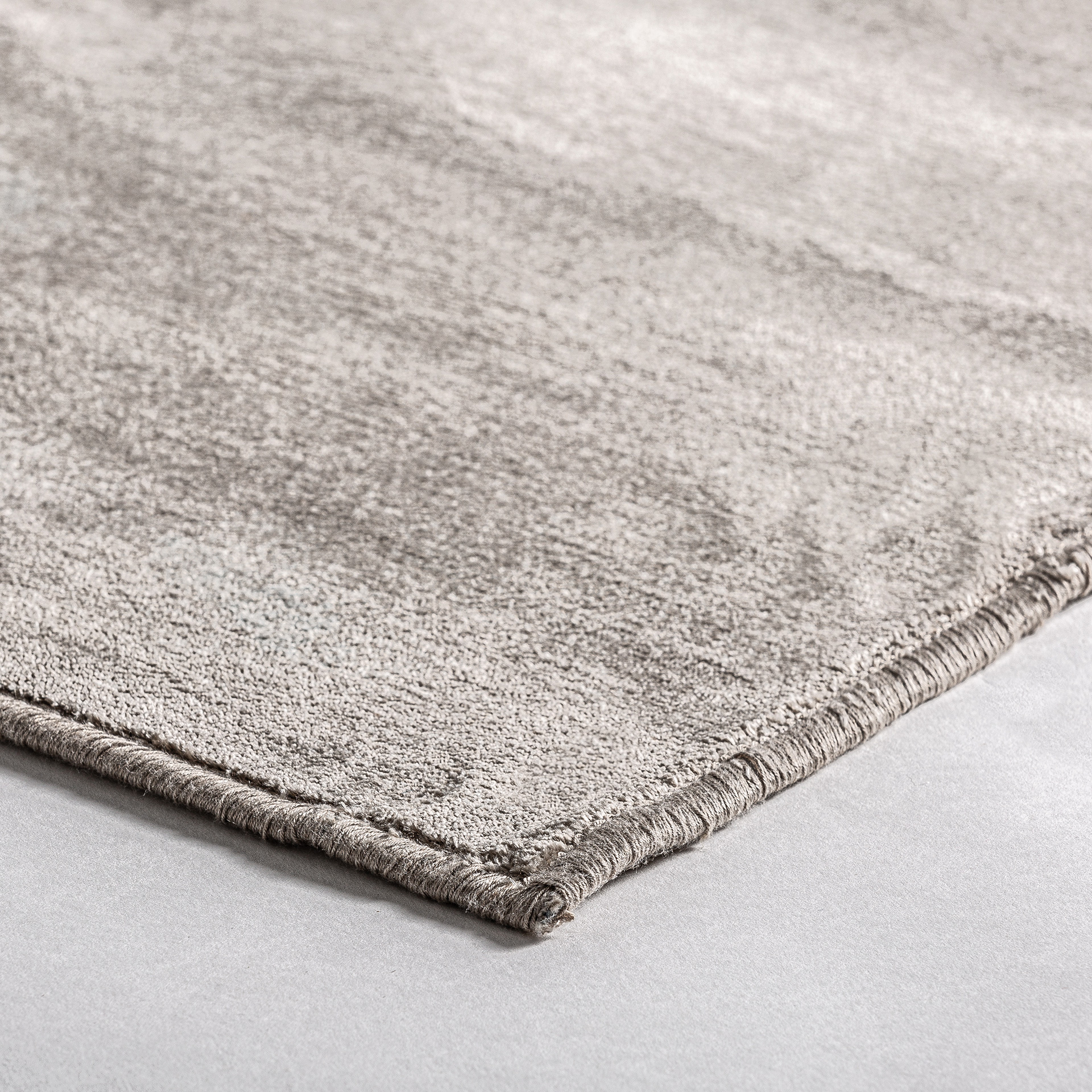 Alfombra gea de estilo clásico fabricado en viscosa en color beige en color tonos claros.