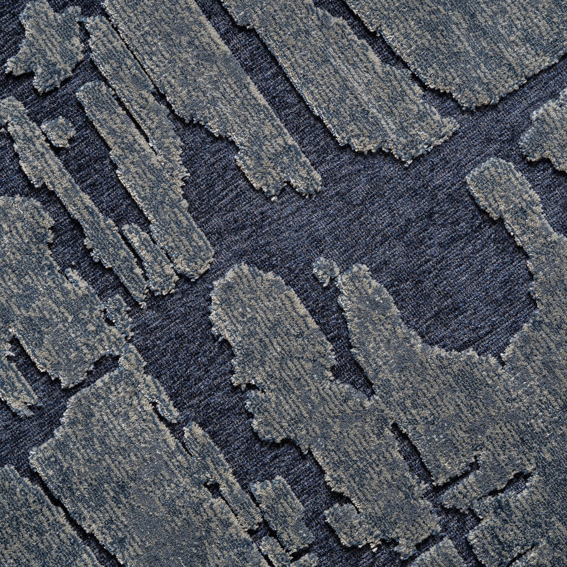 Alfombra jade de estilo clásico fabricado en viscosa en color azul petroleo en color beige.