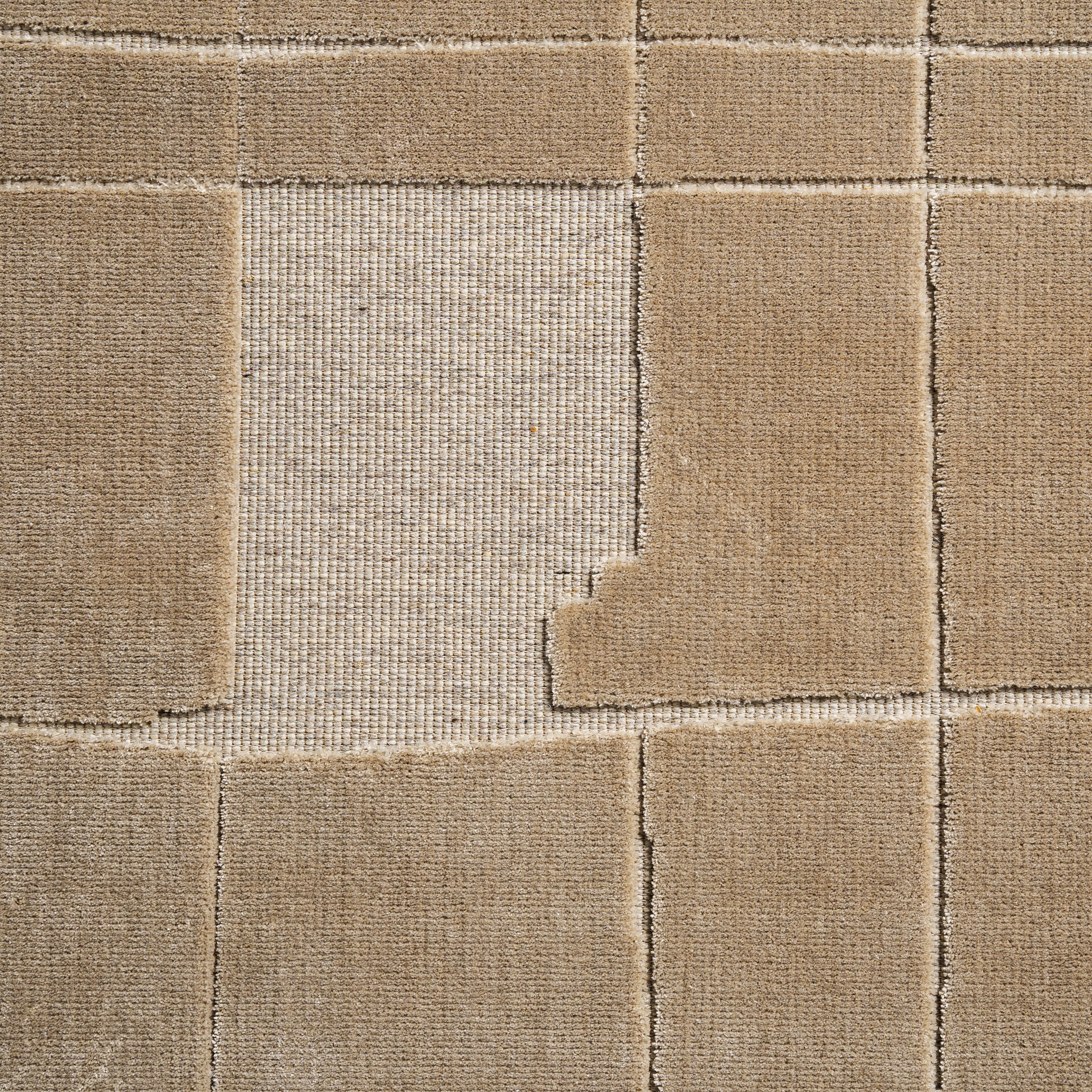 Alfombra ivana de estilo clásico fabricado en viscosa en color beige.