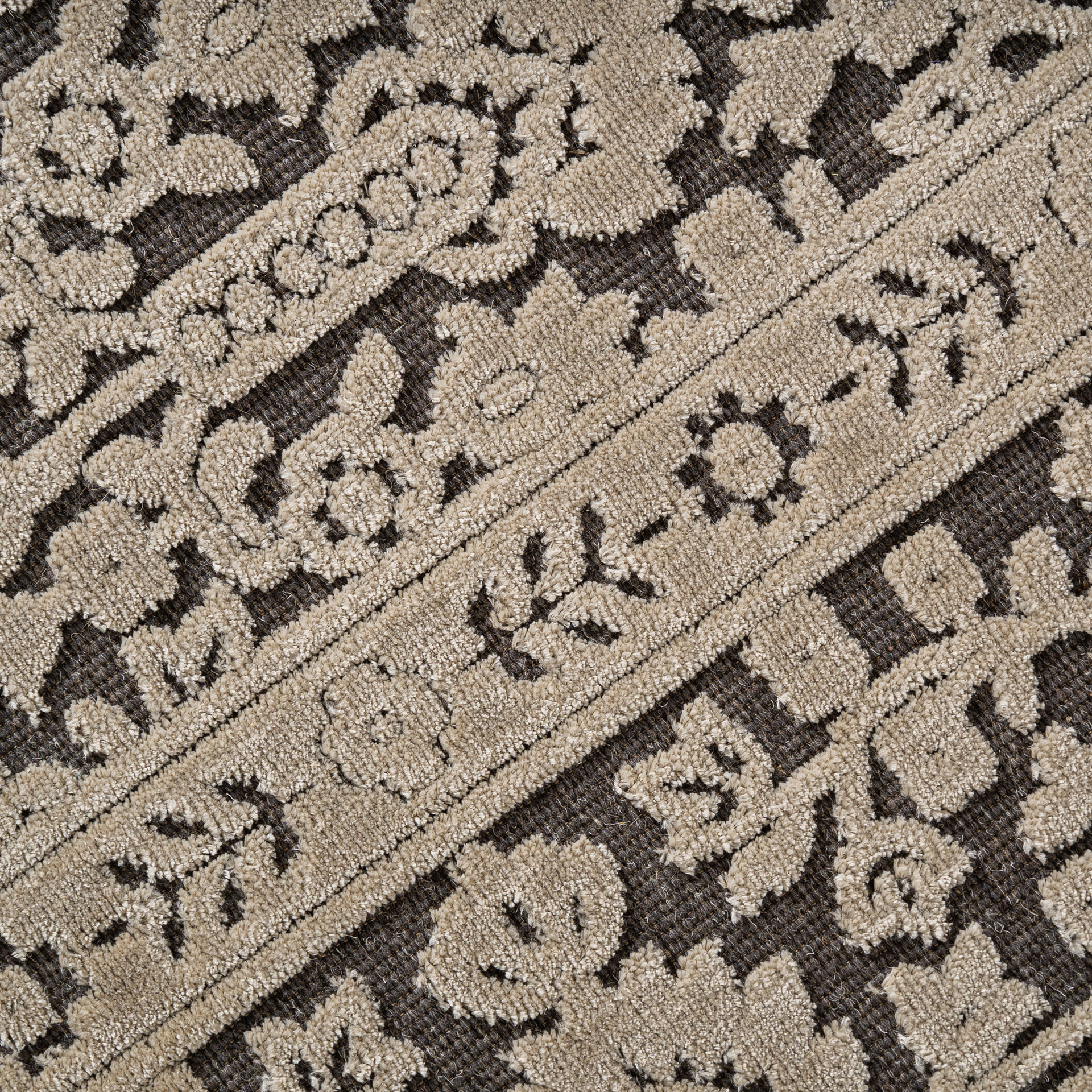 Alfombra lisa de estilo clásico fabricado en viscosa en color beige en color gris.