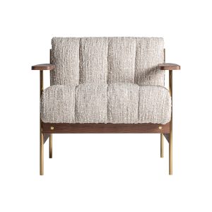 Sillón Habouey de estilo art deco fabricado en poliéster en color beige con acabado jaspeado combinado con madera de pino en color marrón y acero en color oro.