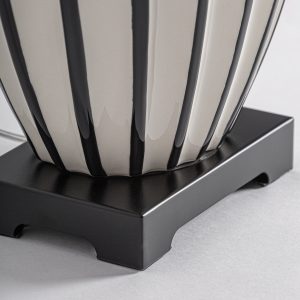 Lámpara de sobremesa Zalsa de estilo clásico fabricado en cerámica en color blanco combinado con hierro en color negro y lino en color negro.