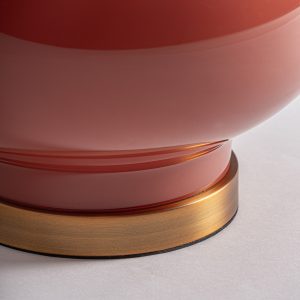 Lámpara de sobremesa Leska de estilo contemporáneo fabricado en vidrio en color terracota combinado con lino en color beige y hierro en color cobre. Producto desmontable.