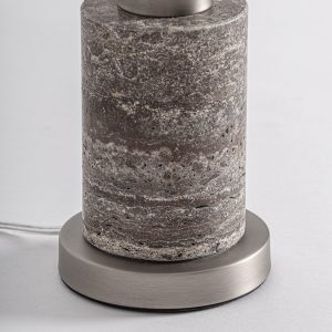 Lámpara de sobremesa Xilka de estilo art deco fabricado en travertino en color tonos neutros combinado con hierro en color plata y lino en color gris. Producto desmontable.