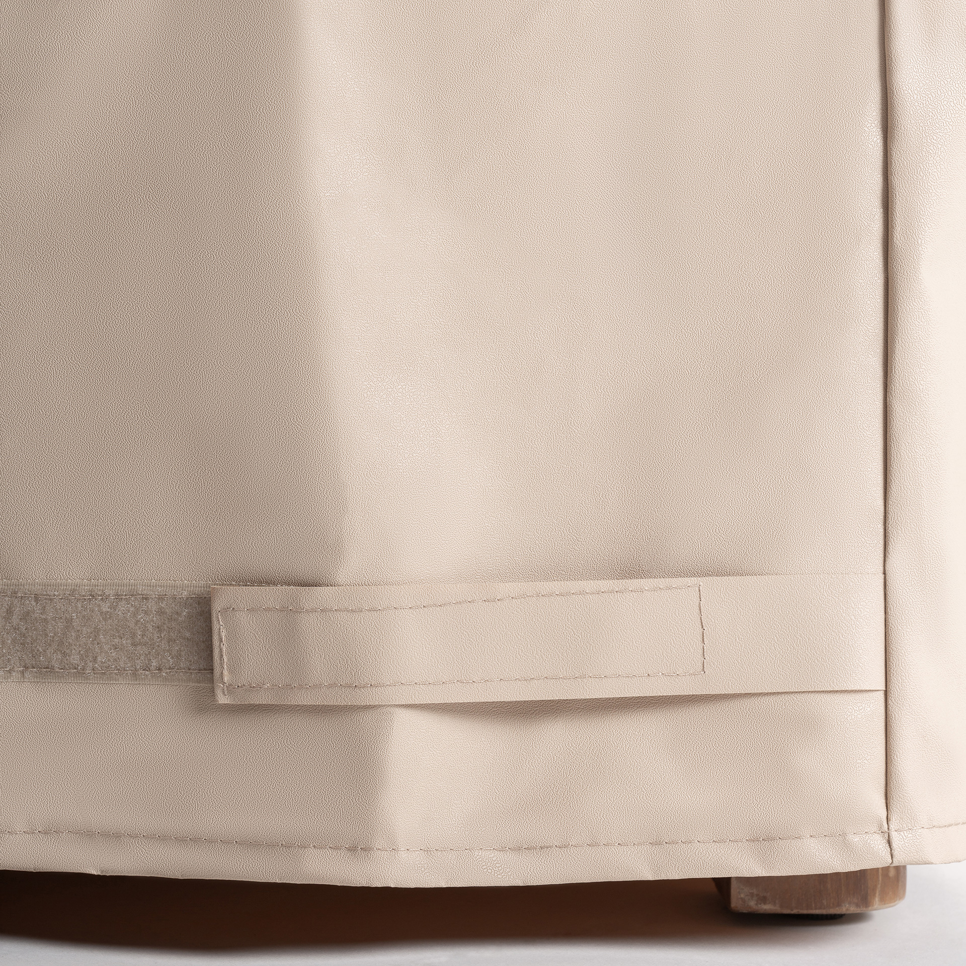 Funda protectora mesa de centro Dharm de estilo clásico fabricado en poliéster en color beige. Compatible con: 32880.