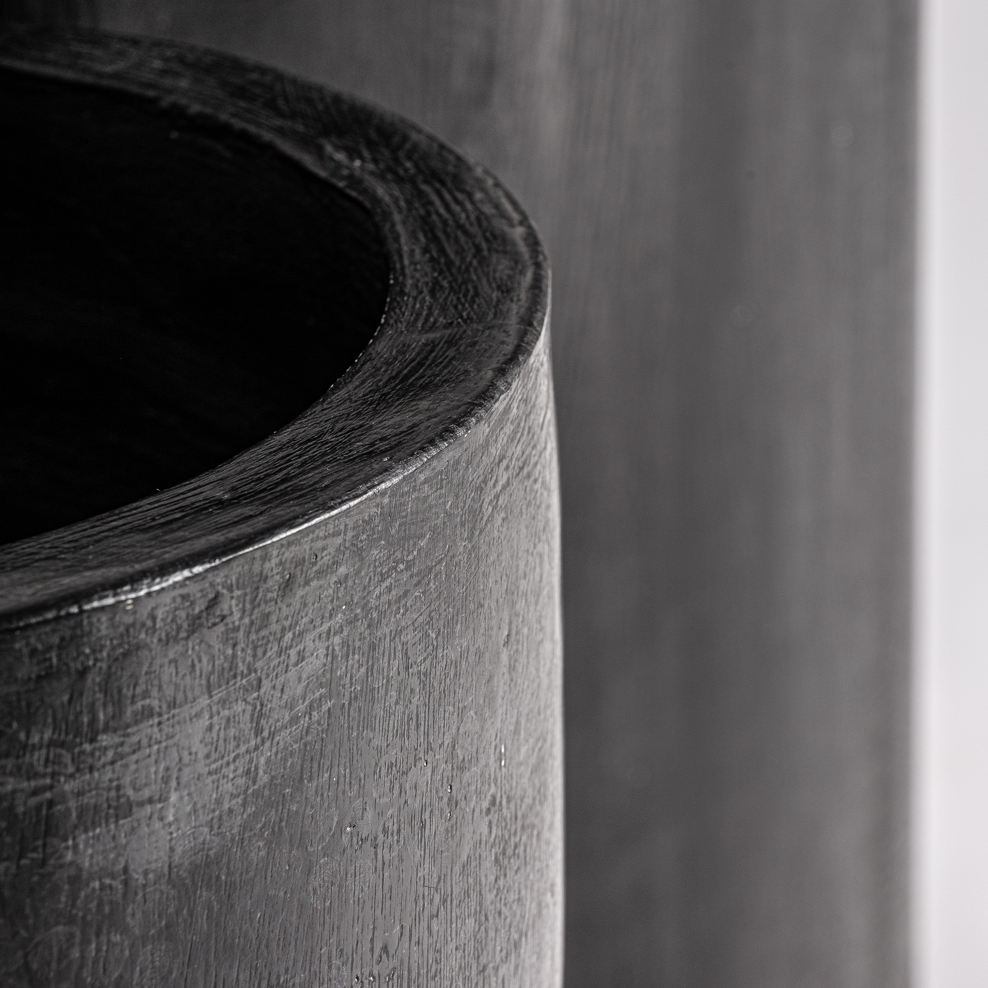 Macetero j 2 Dorian de estilo industrial fabricado en fibra de vidrio en color negro.