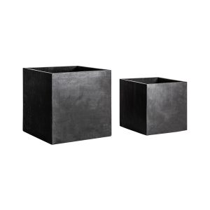 Macetero j 2 Elio de estilo industrial fabricado en terracota en color negro.