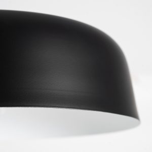 Lámpara de pie cint de estilo contemporáneo fabricado en mármol en color negro combinado con acero en color oro en color negro.