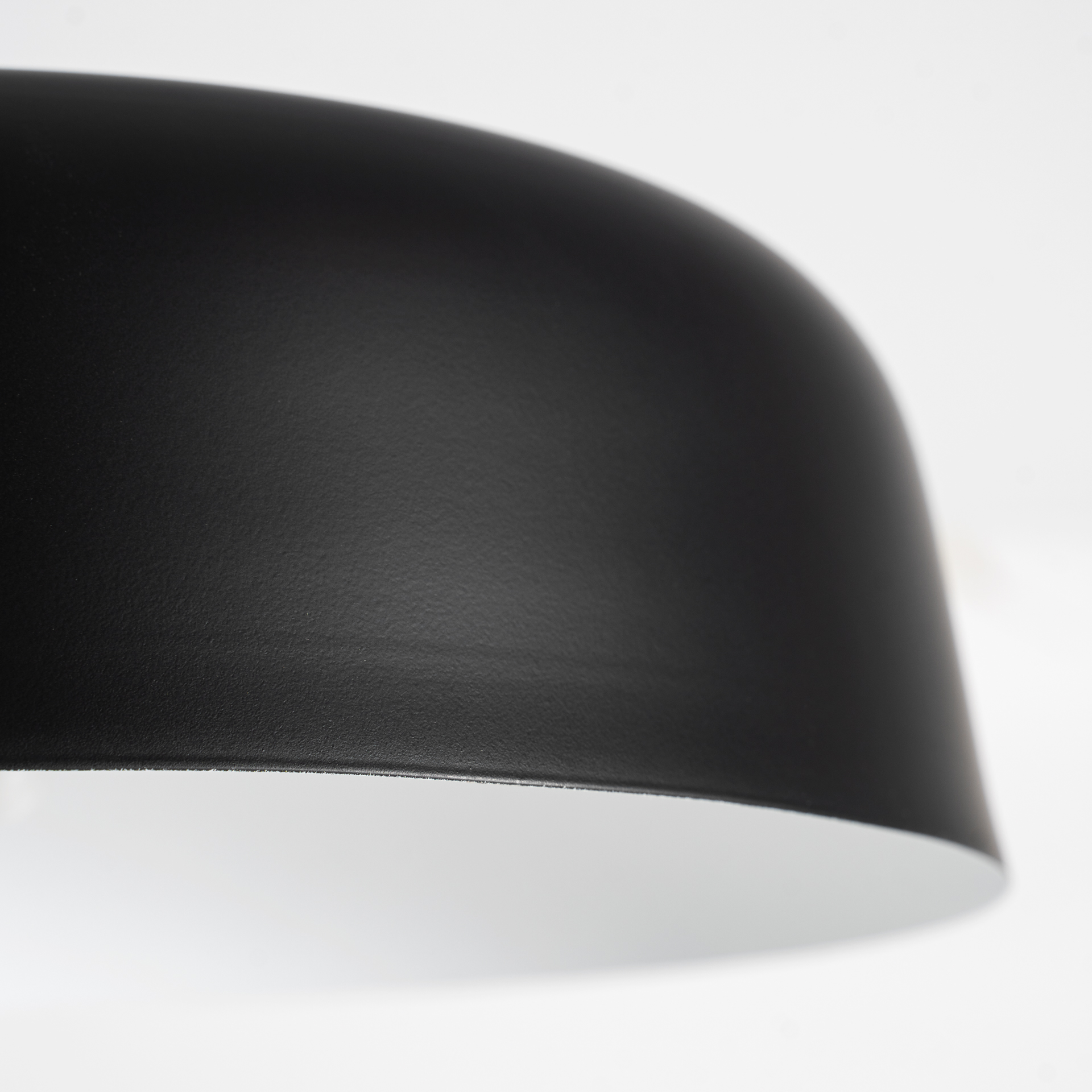 Lámpara de pie cint de estilo contemporáneo fabricado en mármol en color negro combinado con acero en color oro en color negro.