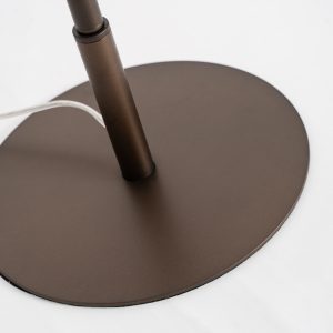 Lámpara de sobremesa Amelie de estilo art deco fabricado en acero en color bronce combinado con poliéster en color beige. Producto desmontable.